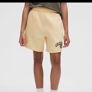 Lululemon Scuba Mid rise oversized shorts 7”